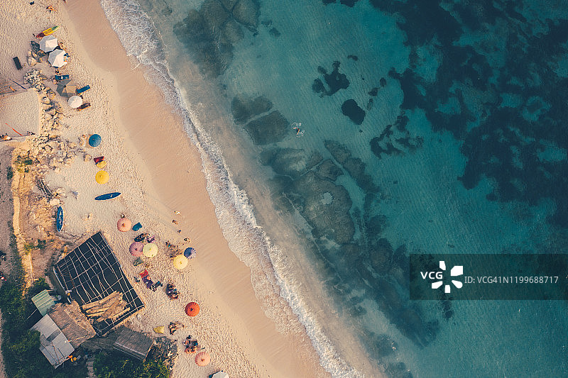 海滩伞和蓝色的海洋。从上面看海滩景色图片素材