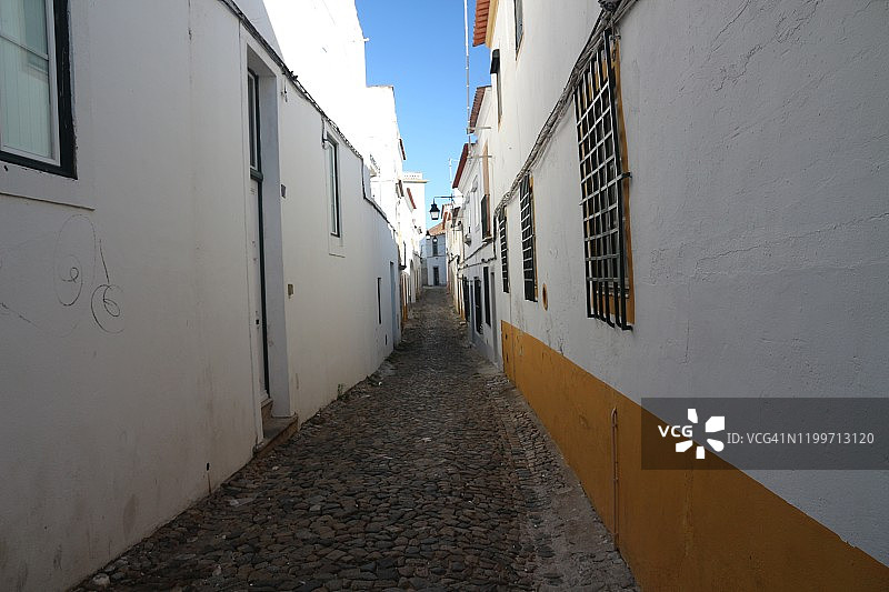美丽狭窄的街道在Évora。葡萄牙阿连特茹。图片素材
