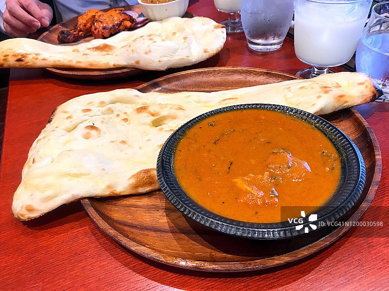 印度风格的午餐，印度烤饼和菠菜咖喱鸡图片素材