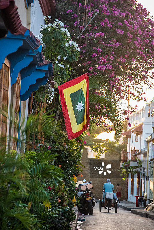 街道上五颜六色的房子，悬挂着卡塔赫纳国旗图片素材