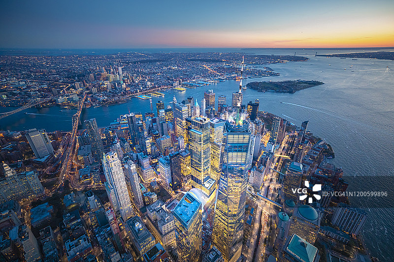 低空俯瞰曼哈顿黄昏，纽约市图片素材