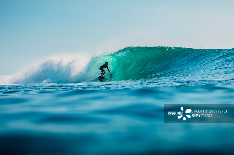 2020年1月16日。印尼巴厘岛。冲浪者乘风破浪。在海浪中专业冲浪图片素材