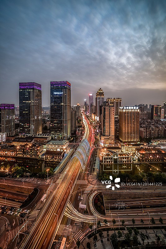 黄昏时分的武汉汉街图片素材