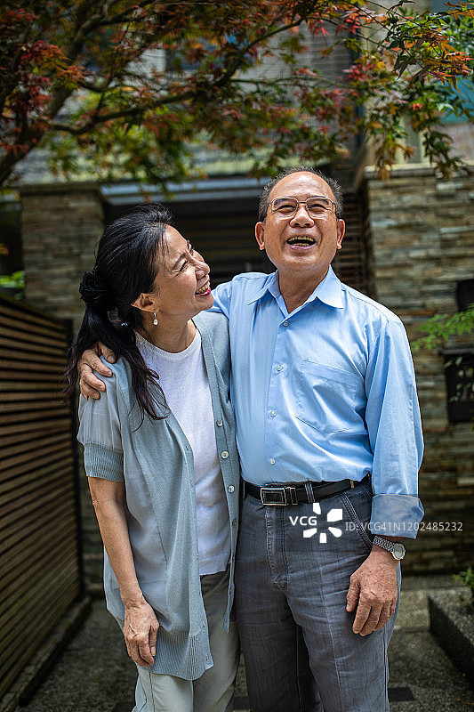 快乐的资深台湾夫妇肖像图片素材