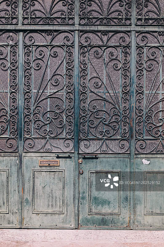墨西哥克雷塔罗的一扇带有复杂花纹和乡村风格的铁门图片素材