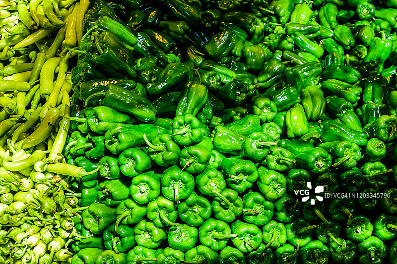 水果市场上出售的新鲜成熟的青椒图片素材