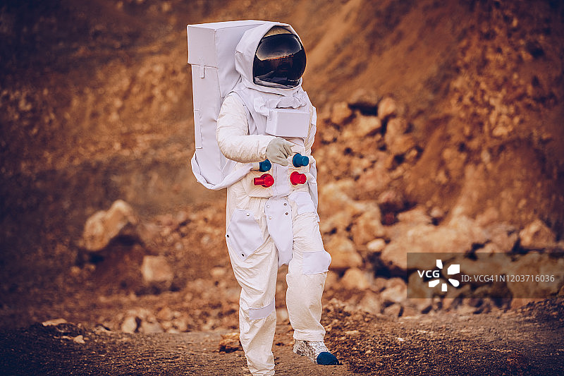 宇航员独自探索火星图片素材