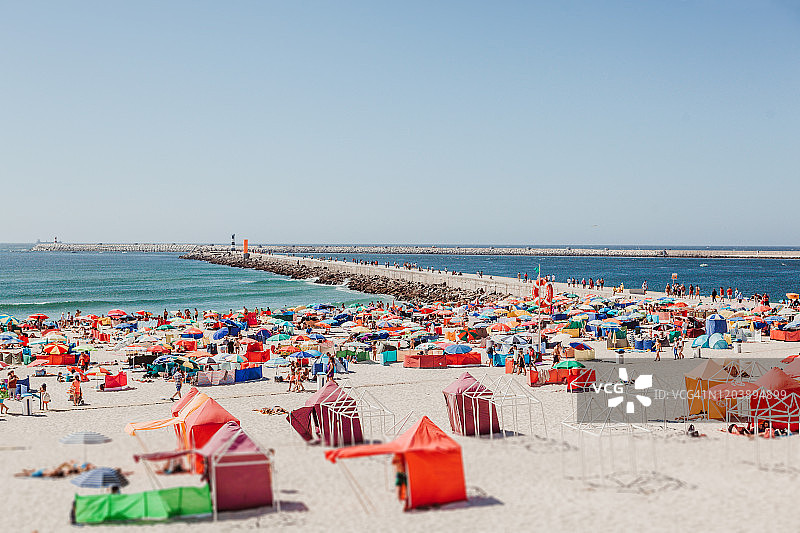 葡萄牙一排排的沙滩阳伞图片素材