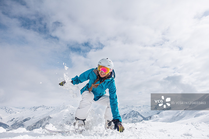 快乐的女性滑雪图片素材