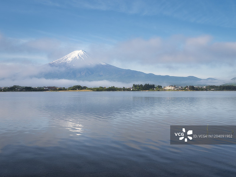富士山倒映在雾蒙蒙的湖中图片素材