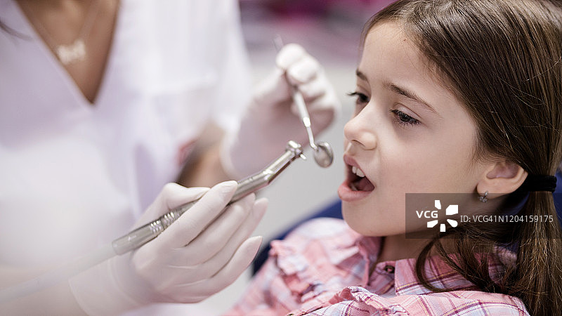 忧心忡忡的小女孩在看牙医图片素材