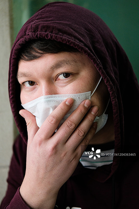 亚洲或流感患者戴上医用防护口罩。空气污染的概念，肺炎和冠状病毒的爆发，流行病和病毒感染的风险。图片素材