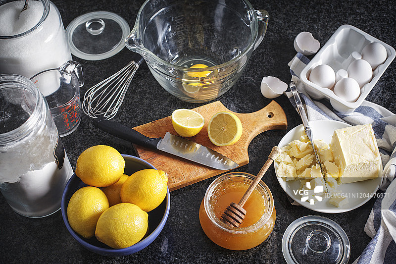 制作柠檬蛋糕的烘焙材料在厨房的桌子上图片素材
