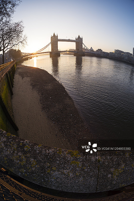 日出时的伦敦城和泰晤士河对岸的景色图片素材