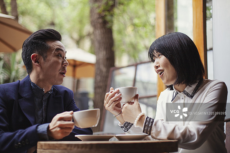 亚洲夫妇喝咖啡café，台北，台湾图片素材