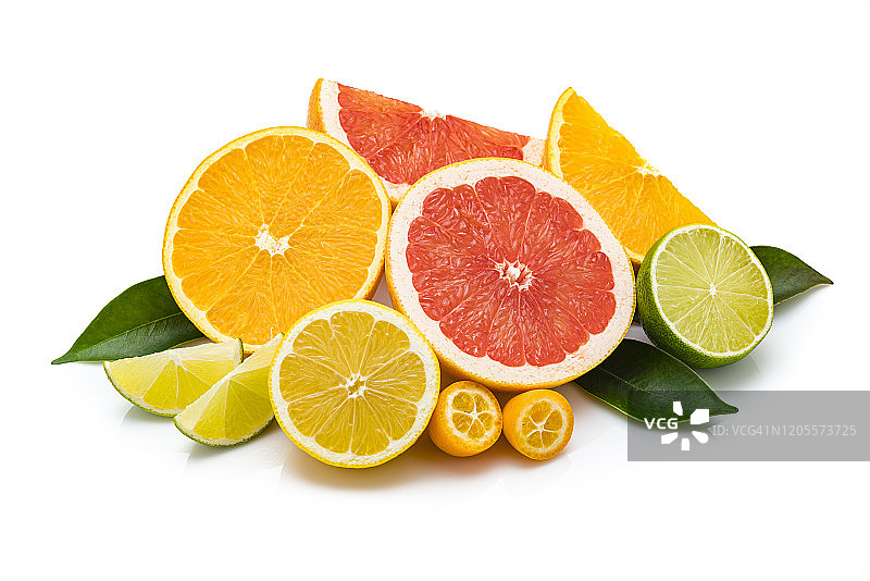 在白色背景上分离的整个和切片柑橘果实的收集图片素材
