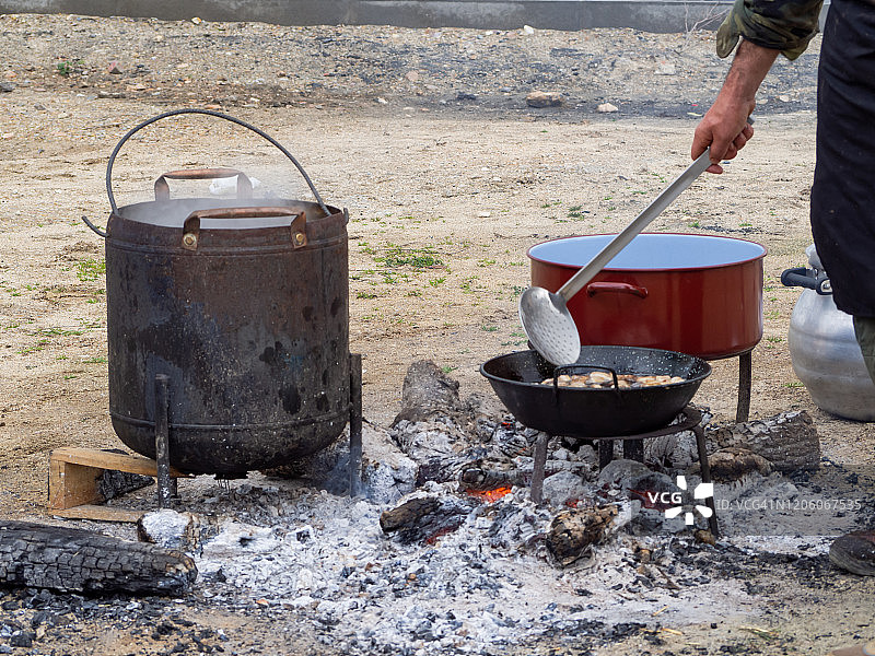 佩拉布拉沃的马塔扎传统节日。在街边的篝火上用老式的锅碗瓢盆做饭图片素材