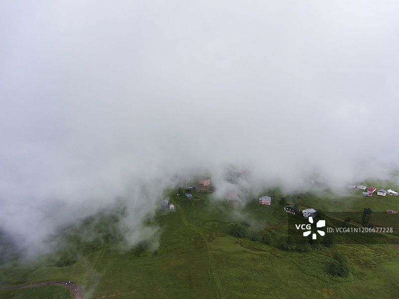 云下山村鸟瞰图。图片素材