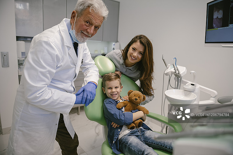 孩子在看牙医，玩具熊在玩牙刷图片素材
