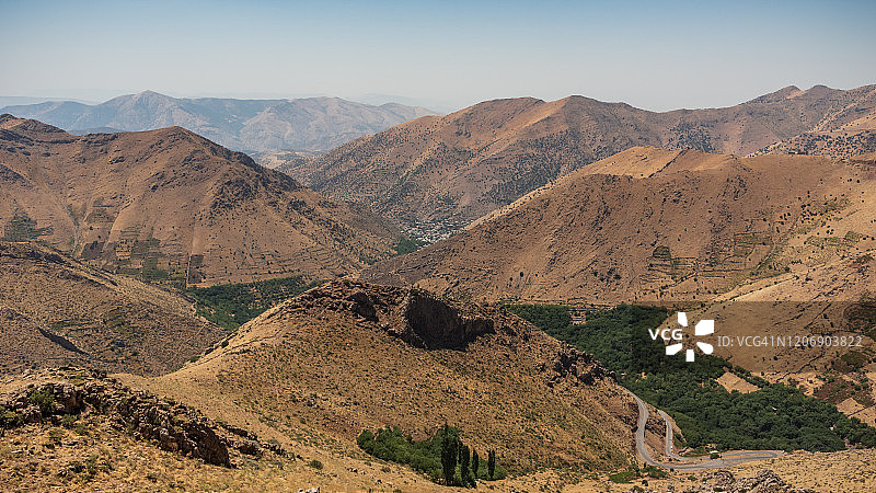 伊朗西部库尔德斯坦省靠近伊朗-伊拉克边界的扎格罗斯山脉的风景图片素材