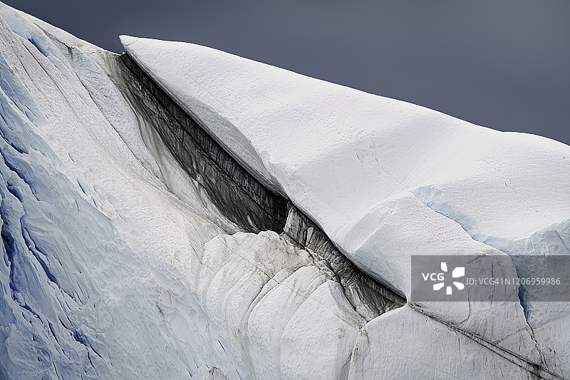 由于气候变化，冰山近距离开裂图片素材
