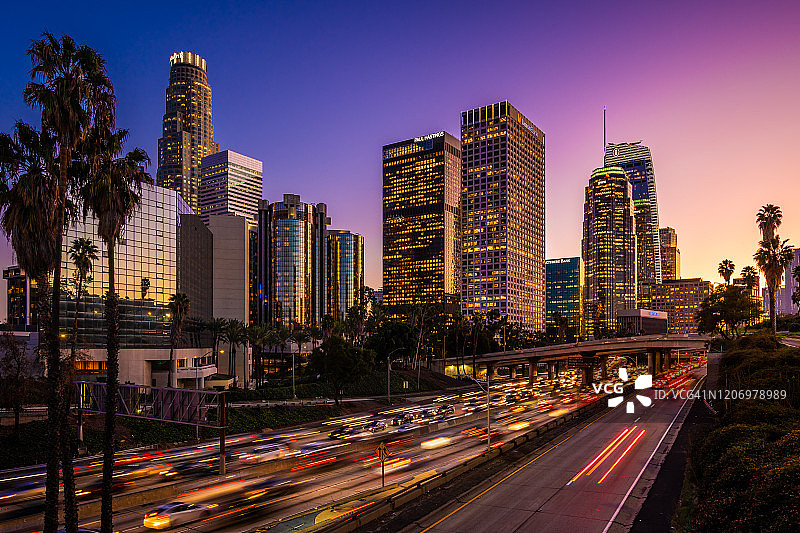 黄昏时分洛杉矶市中心繁忙的交通图片素材