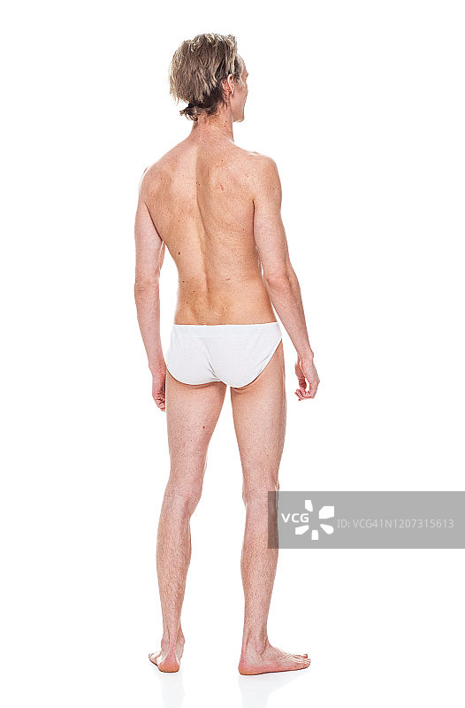 白人男性穿着男性内裤站在白色背景前图片素材