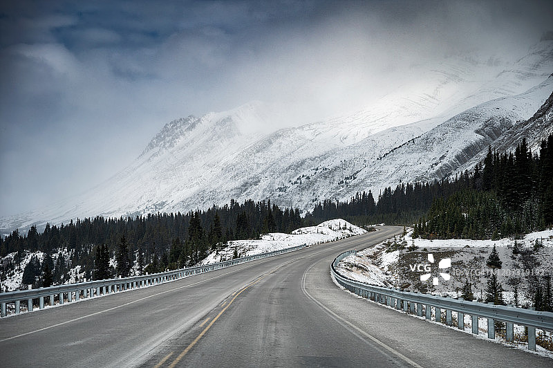 风景优美的高速公路公路旅行与雪山在阴暗的冰原公园路图片素材