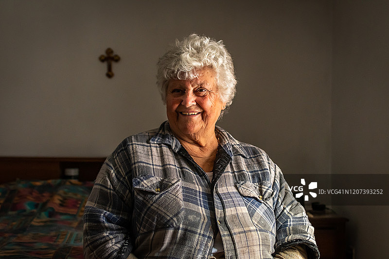 一个葡萄牙老妇人的肖像。图片素材