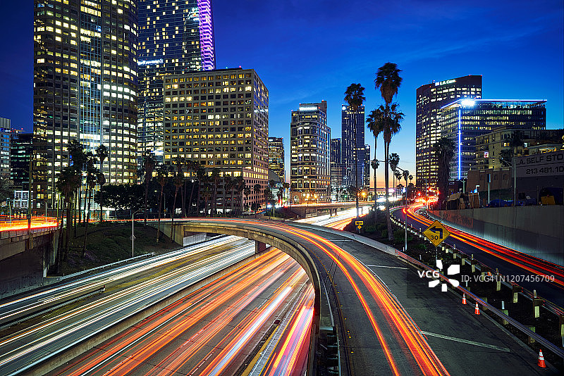 日落时分洛杉矶市中心的交通状况图片素材