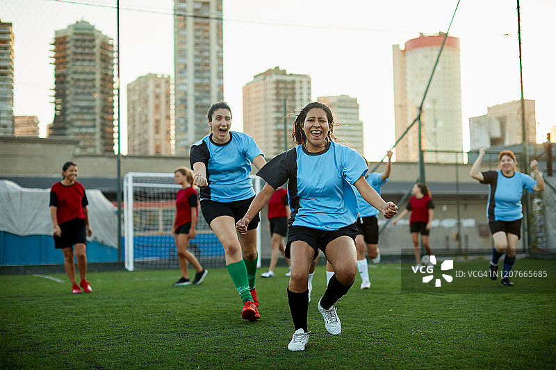 女子足球队庆祝在比赛中进球。图片素材