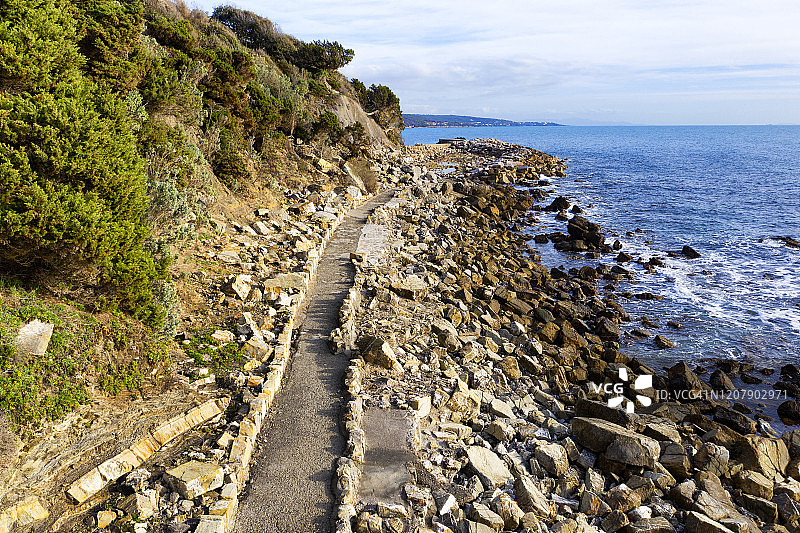 意大利托斯卡纳海边步道的鸟瞰图图片素材
