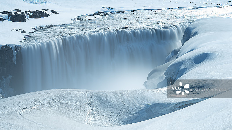 冰岛北部冬季德蒂福斯瀑布的特写。图片素材