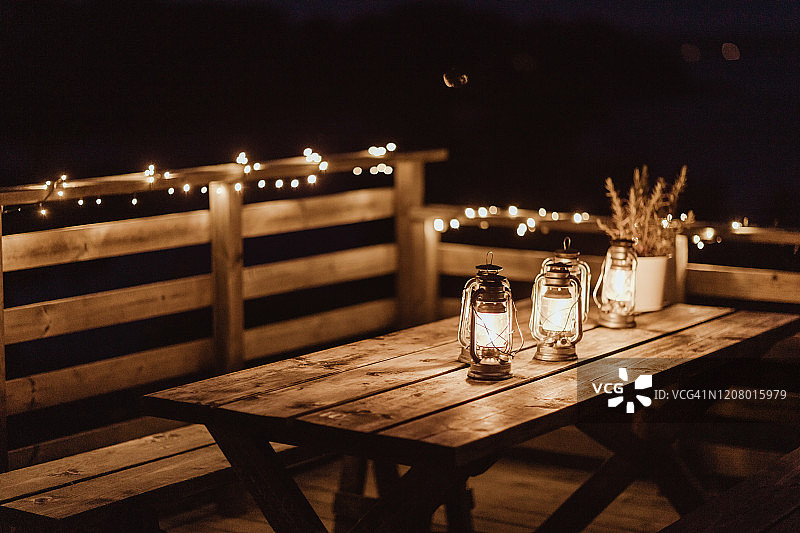 晚上餐厅空桌子上点亮的灯笼图片素材