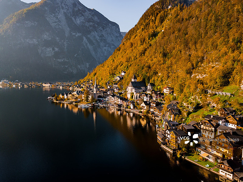 鸟瞰图著名的哈尔斯塔特山村与哈尔斯塔特湖，奥地利图片素材
