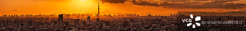东京市景与富士山在一个浪漫的日落图片素材