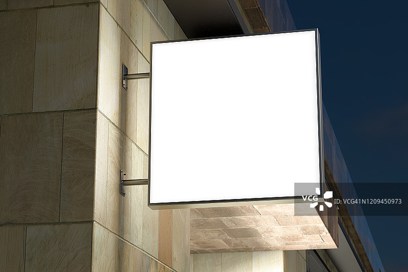 方形招牌或标牌在大理石墙上用空白的白色标牌模拟起来。夜景。底部视图。图片素材