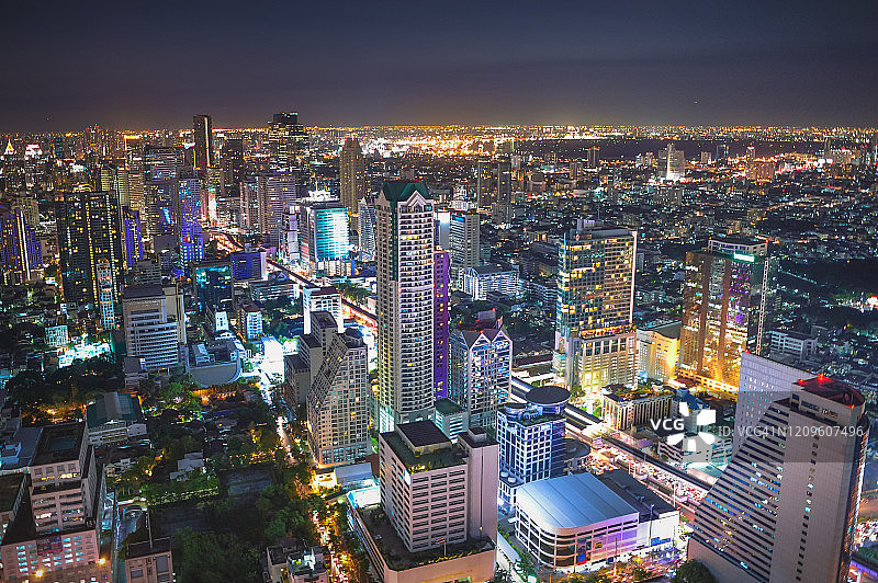 全景城市景观商业区(silom, Sathorn，曼谷，曼谷，泰国)从高空看高楼在黄昏图片素材