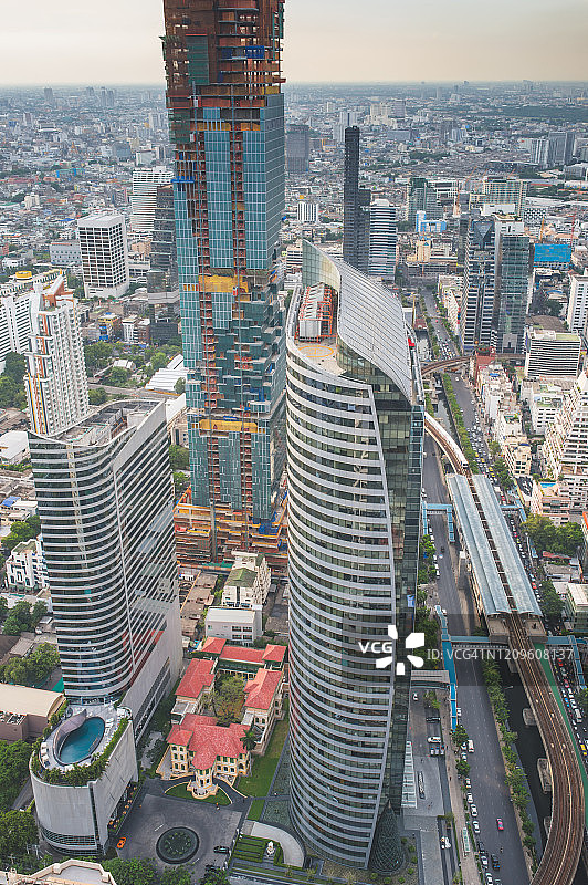 全景城市景观商业区(silom, Sathorn，曼谷，曼谷，泰国)从高空看高楼在黄昏图片素材