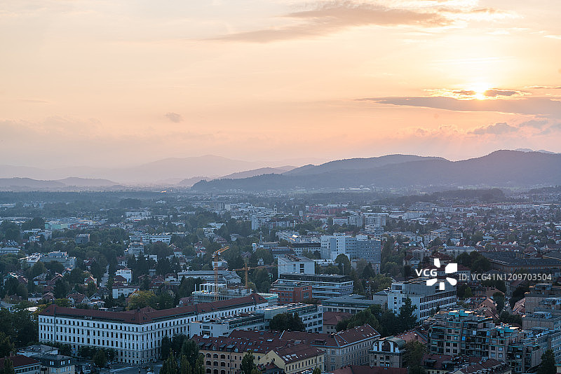 鸟瞰图的城市风景黄昏在卢布尔雅那，斯洛文尼亚图片素材