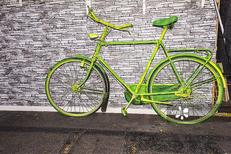 男子自行车漆成绿色图片素材