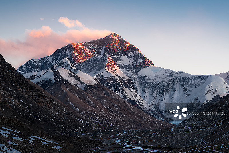 来自西藏珠穆朗玛峰的日落图片素材