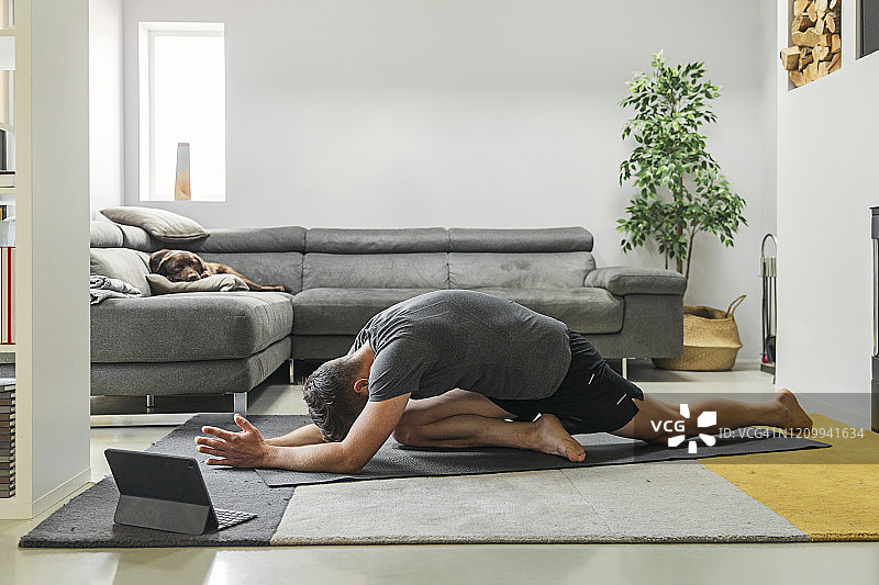 男人在家里练习瑜伽图片素材