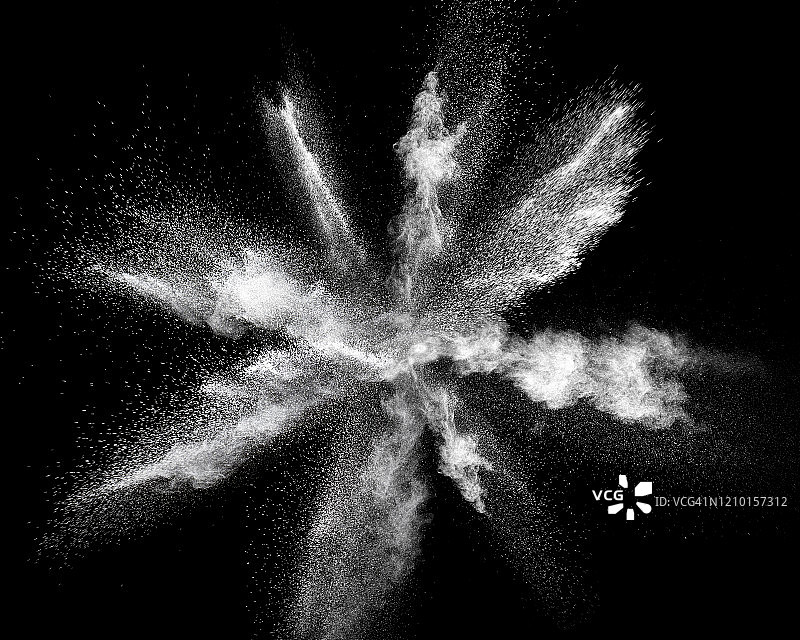 在黑色的背景上，由粉末颗粒和黄色烟雾组成的云团撞击而成的爆炸。图片素材