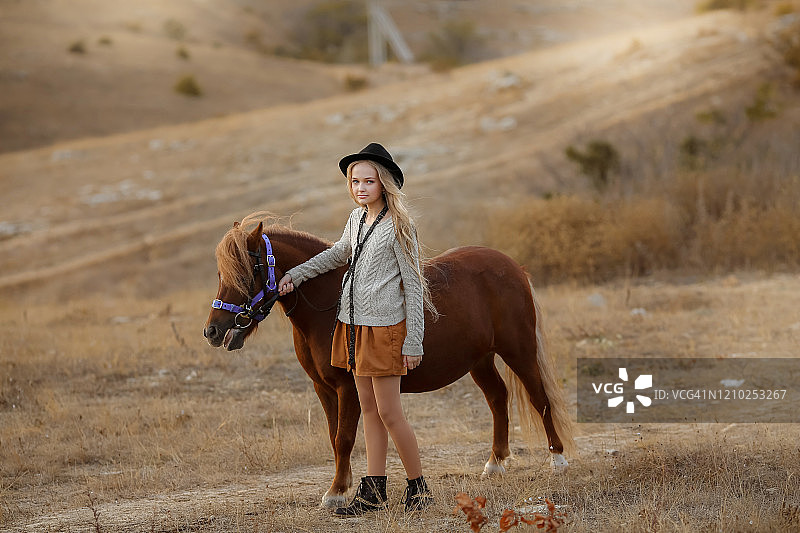 骑年轻女性骑手的小马或小马图片素材