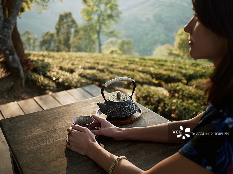 在花园里喝茶的女人图片素材