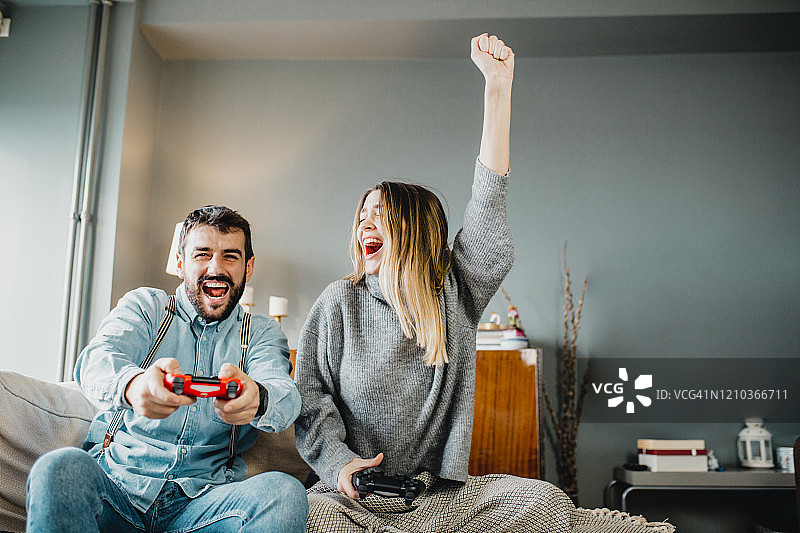 年轻夫妇在玩电子游戏图片素材