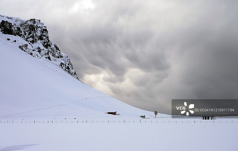 戏剧性的天空和冬季景观Pétursey，冰岛南部图片素材