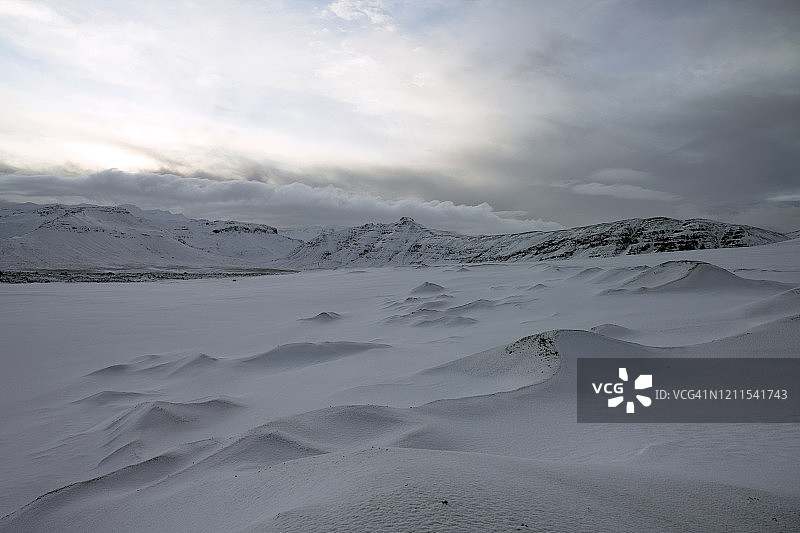 冰岛西部贝塞克贾兰的雪山图片素材