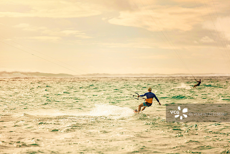 风筝冲浪在毛里求斯岛。图片素材